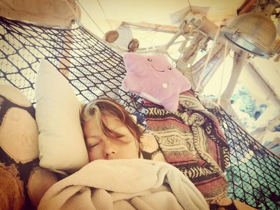 und im Netz an Deck schlafe ich und träume von Captain Jack Sparrow, der mit der Black Pearl neben mir ankert, weil er mich unbedingt kennen lernen will  