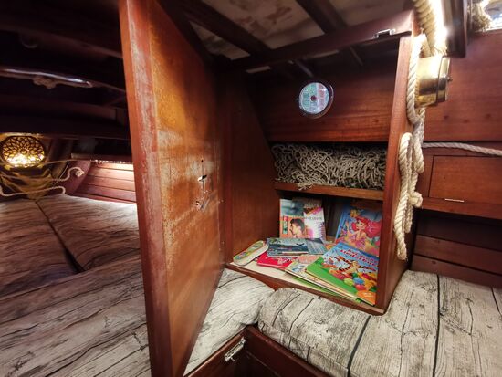 überall gibt es Klappen und Fächer mit "Schätzen" zu entdecken - öffnen erwünscht 