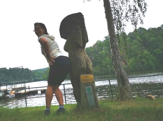 "Handy, Handy in der Hand, wer hat den schönsten Po im ganzen Sachsenland?"