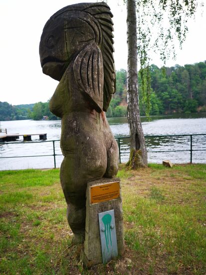 "Ihr Frau Königin. Aber die Meerjungfrau an der Talsperre Kriebstein hat den 1000mal schöneren Po als Ihr. " 
