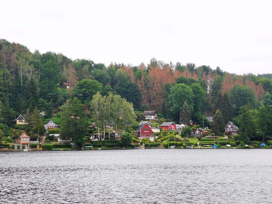 hübsche kleine Häuschen säumen das gegenüber liegende Ufer