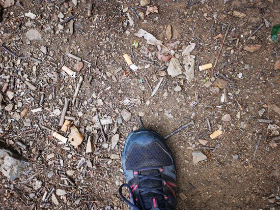 etwas, das mich immer wieder ärgert: Zigarettenkippen. Ich habe nichts gegen Raucher: aber, Freunde, es gibt verschließbare kleine Aschenbecher "to go". Und am nächsten Mülleimer kann man entsorgen! In der Natur bleiben die Dinger auf ewig und wer mag das schon? Nicht mal ein Raucher!