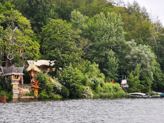 Das Baumhaushotel von der Wasserseite aus.