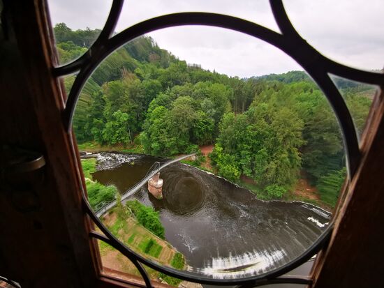 interessante Perspektiven durch die Butzenscheiben