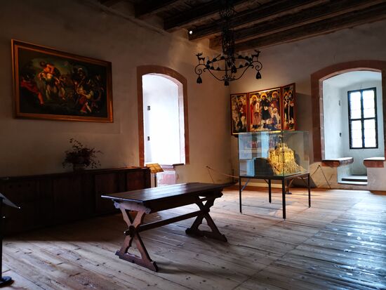 Riittersaal mit Altarbild (an der hinteren Wand)