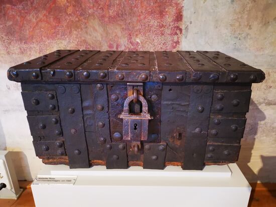 Gotische Truhe mit Eisenbeschlägen, um 1500