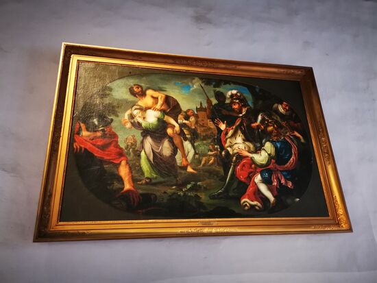 Die treue Frau zu Kriebstein
Es hatte das in einer reizenden Gegend des Zschopautals gelegene Schloss Kriebstein ein reicher Edelmann, Dietrich Bärwald oder von Bernwalde (von 1382 —1407), erbaut und sich darin befestigt; allein nachmals hat ihn ein anderer Edelmann aus dem Geschlechte der Staupitze (von Reichenstein) am Fastnachtstage des Jahres 1415 überfallen und den Platz widerrechtlich behalten. Danach hat Markgraf Friedrich der Streitbare die Freibergischen Bürger aufgeboten und das Schloss umlagert und mit Gewalt zur Übergabe gezwungen. Da hat des genannten Staupitzens Ehefrau, weil ihr der Fürst vergönnt hatte abzuziehen und mitzunehmen, was ihr am liebsten sei und sie tragen könne, all ihr Geschmeide und Schmuck im Stiche gelassen und nichts als ihren Eheherrn aus dem Schlosse getragen, dadurch sie auch den Markgrafen bewegte, dass er den Gatten ungeachtet des Urteils, so schon über ihn ergangen, Gnade erwies und das Leben schenkte. (Quelle: https://www.sagenhaftes-mittelsachsen.de/2017/09/20/die-treue-frau-zu-kriebstein/)