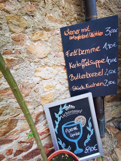 und hier die Übersetzung von "FETTBEMME" 
SCHMALZBROT - dann klingt es nicht so gruselig 