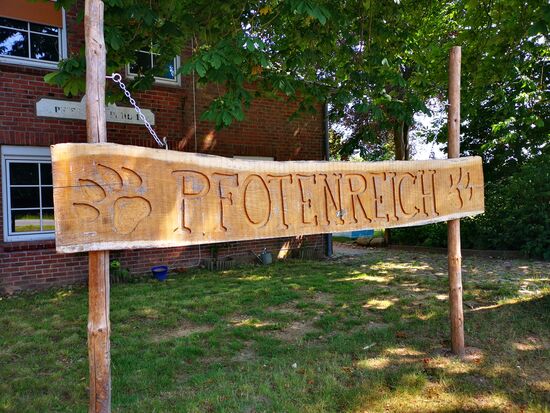 Die Huskyfarm von Britta Dunker liegt direkt an der Bundesstraße. Man kann sie nur verfehlen, wenn man zu schnell vorbei fährt 