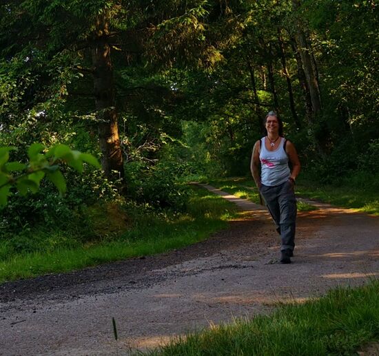 direkt dahinter breitet sich wunderschöne Natur mit Waldstücken und weiten Feldern aus....