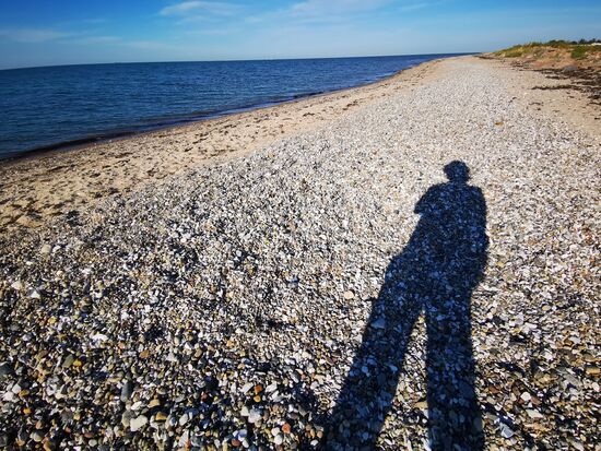 Strandwanderung, wenn die Schatten lang werden - sehr entschleunigend