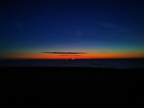 es wird tatsächlich auch nach Sonnenuntergang nicht ganz dunkel, dieses Foto ist von 3 h früh