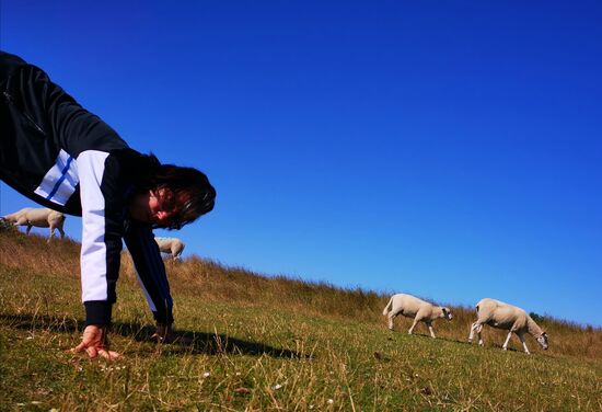 Während die Kiter sich auf's Wasser begeben, mache ich Deich-Yoga: das hinabschauende Schaf 