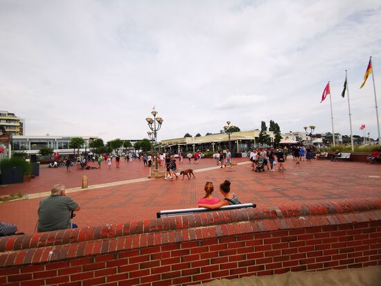 ... auf der Promenade, nicht wirklich mit Abständen 