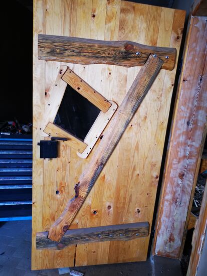 Und auch mit Holz weiß Christoph kreativ und gut umzugehen.. solche Türen habe ich bisher nur im Baumhaushotel im Kriebelland gesehen.