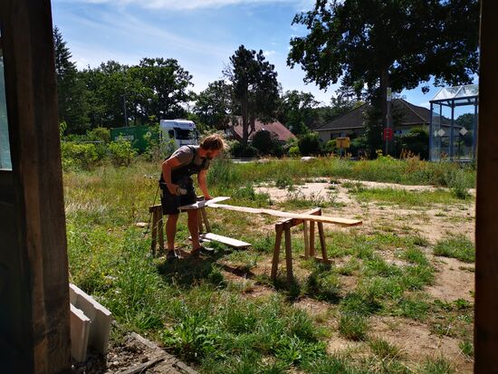 hier entsteht z. B. ein Tor für einen (Gemüsegarten)Zaun.