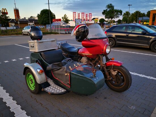 und weil zu zweit arbeiten schneller geht, bekomme ich noch eine "Belohnung" in Form einer Guzzi-Gespann-Ausfahrt mit Essenseinladung 
