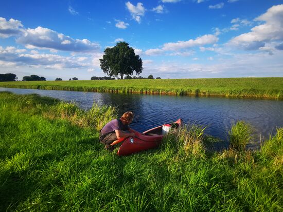 und das Kanu wird zu Wasser gelassen