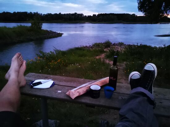 Rotwein, Baguette, Käse, Salami und ein Platz in der "ersten Reihe" - so schöööööön...und JA, der Herr hat die Hitze weg, die Dame fröstelt schon ein wenig.