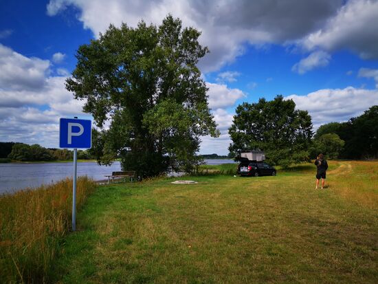Alle meine Wünsche wurden erfüllt: ERLAUBT (Parkplatzschild) - kein Mensch dort, aber sogar eine Bank mit Tisch und eine Feuerstelle - die wir aber nicht genutzt haben.