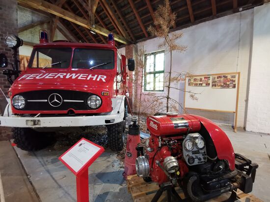 im Vordergrund: 
Tragkraftspritze BJ 1984 mit VW-Industriemotor 34 PS
im Hintergrund: MB Sonder-Einsatzfahrzeug