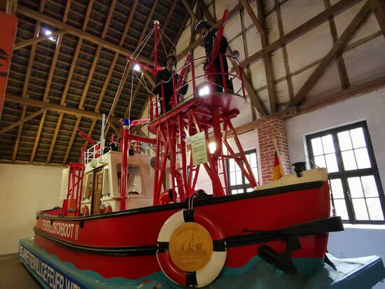 Modellbau eines Feuerwehrbootes