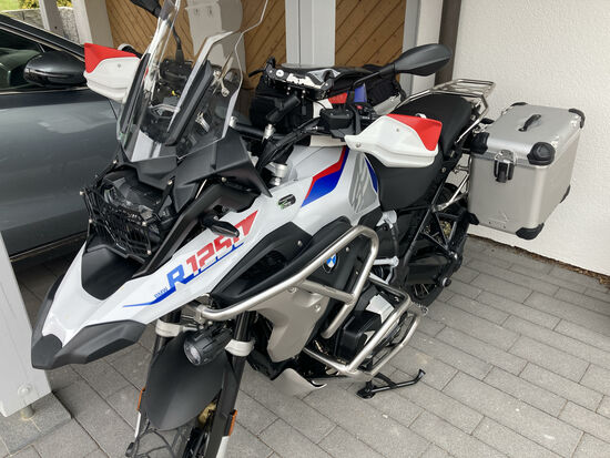 Das ist die "Protagonistin" der Reportage von Prof. Michael Hoyer für Touratech:
BMW R 1250 (nagelneu, bereit zur ersten Testfahrt)