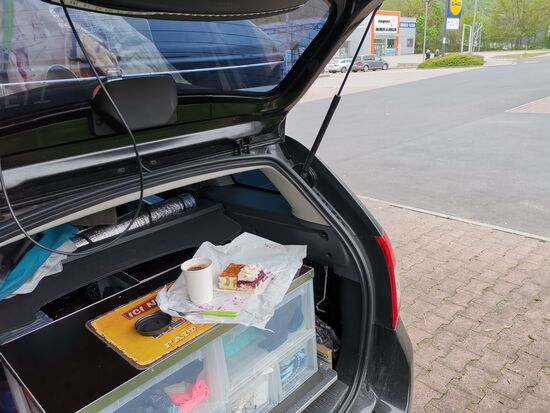 Frühstück gekauft beim Bäcker - Corona-konform mit genügend Abstand auf dem Parkplatz zu mir genommen
