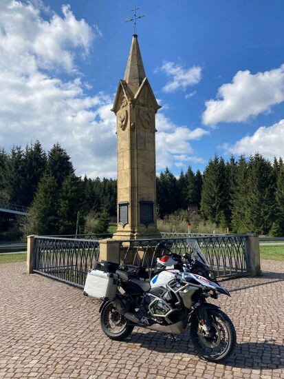 ein "sonniger Abschnitt" am Rennsteig:
"Wie sich die Straße so sicher und leicht zu den Höhen hinaufschwingt, Länder mit Ländern verknüpft, Handel und Künste belebt."