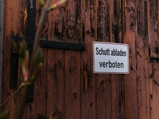 tja.... dieses Schild scheint GANZ NEU zu sein, oder niemanden zu interessieren