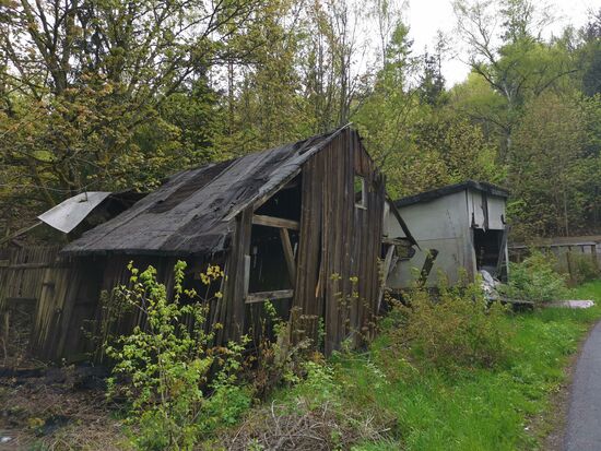 das Gartenhäuschen müsste mal aufgerichtet werden