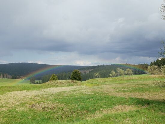 ein farbenfroher Abschluss des Regen-Sonne-Wechsels ...