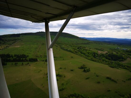wir lassen den Dolmar und den Flugplatz (am Rand rechts Mitte)  hinter uns