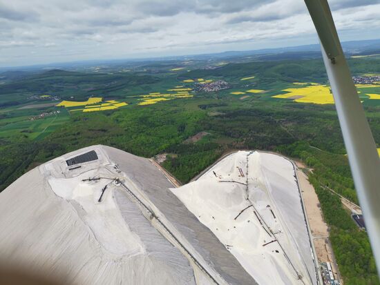 eine sehr große Salzhalde des Kalibergbaus, 
Gipfelplateau auf einer Höhe von 530 m ü. NHN