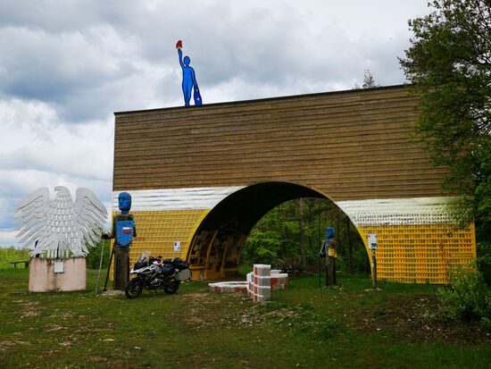 "goldene Brücke" mit "Europastatue" (oben)