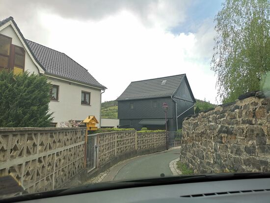 mal wieder eine Ortsdurchfahrt, bei der ich froh bin "nur" einen Kombi zu fahren 