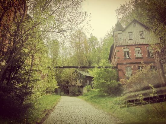 von grau, trist und menschenleer wechselt die Szenerie zu: verfallen und geisterhaft