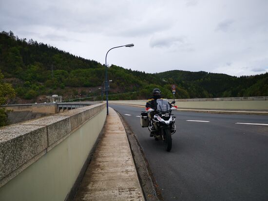 und dann treffen sich Motorrad und Auto wieder