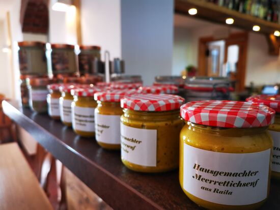 hausgemachter Senf in vielen Varianten, die ich noch nie gesehen habe: z. B. Rote Beete-Senf, Gewürzgurken-Senf, Dattel-Senf, Bärlauch-Senf.....
