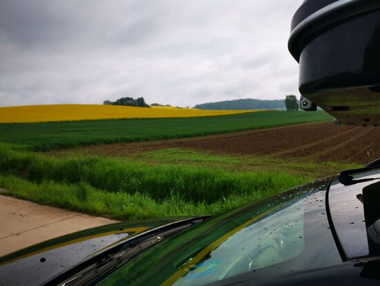 weiter Richtung Norden mit weniger Regen und etwas hellerem grauen Himmel 