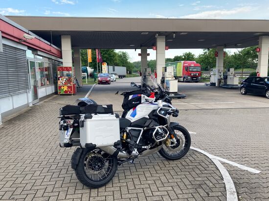 und muss öfter mal anhalten... die "weiße Göttin" säuft 