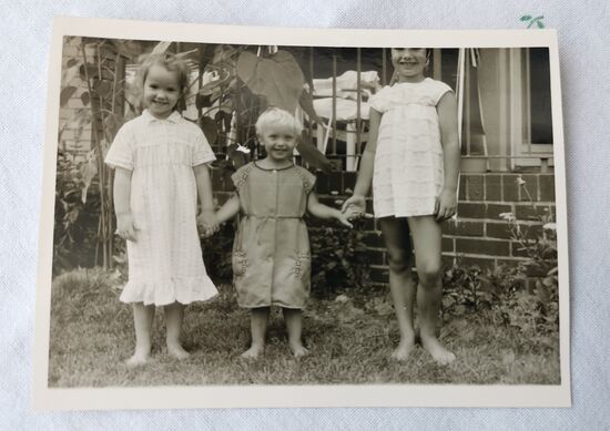 links meine Schwester, in der Mitte das Mädel unserer Vermieter, das "abgeschnittene Mädel" bin ich 