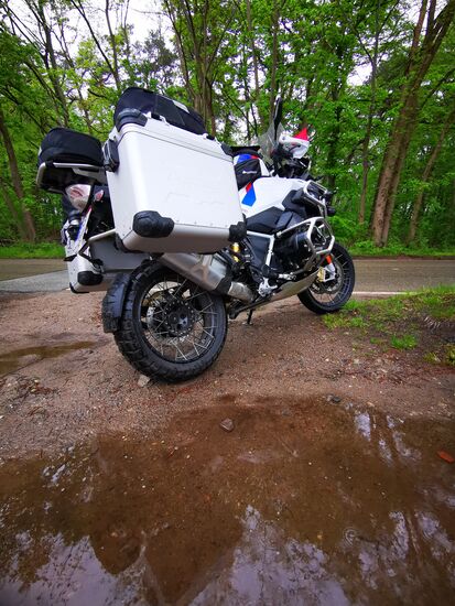 wenn der Fahrer zwischen zwei Pfützen parkt, ist Sportlichkeit der Sozia beim Abgang erforderlich 