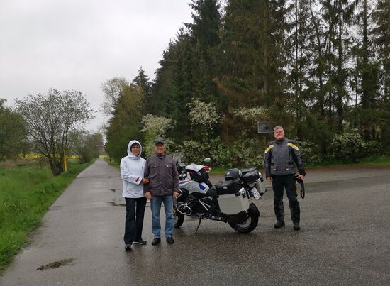 unsere Retter bei der Suche nach dem Gedenkstein in Priwall - Bewohner der ehemaligen DDR