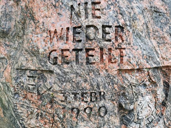 wer sich über das Datum wundert: 9.11.1989 war zwar das Datum der Maueröffnung, ABER in Priwall hat man sich bis 3.2.1990 dagegen verwehrt...