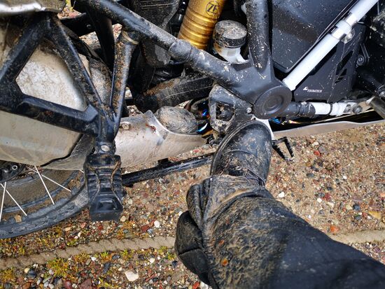 Inzwischen hinterlässt das Wetter deutliche Spuren. Ich beschließe, mich nicht darüber zu ärgern, sondern es cool zu finden - sieht aus, als wäre ich offroad gefahren.