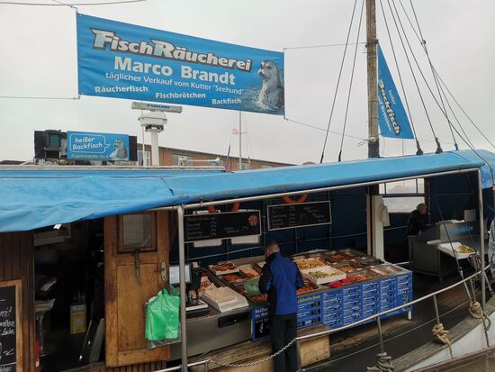 Fischverkauf von fest ankernden Booten