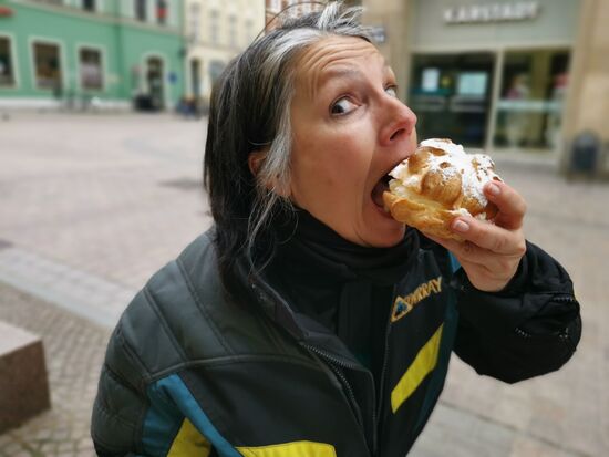 da muss der Kampf mit dem Windbeutel auf offener Straße ausgetragen werden