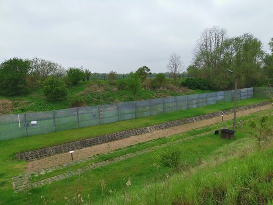 Graben, Zäune, Hundelaufanlage ... beklemmend
