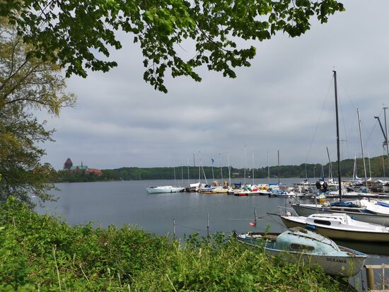 von vier Seen umgeben